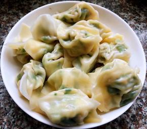 煮好的三鲜馄饨盛入容器中备用