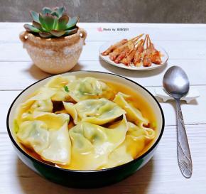 馄饨装入碗中淋上爽口的汤汁就大功告成了