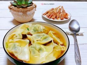 馄饨装入碗中淋上爽口的汤汁就大功告成了