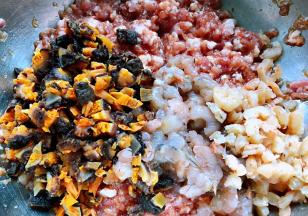 虾仁和海参切成大小均匀的块状和猪肉馅放一起