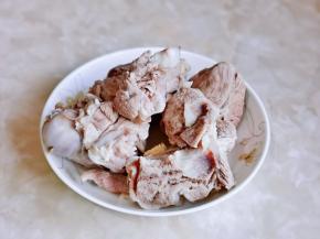 捞出后反复冲洗，将筒骨上的杂质冲洗干净。