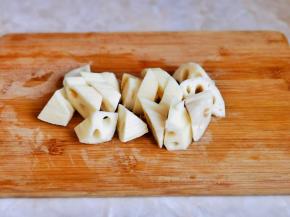 利用这时间将莲藕去皮洗干净，切菱形块。