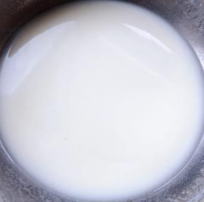 淀粉和面粉兑入适量清水搅拌成糊状不要太粘稠影响口感