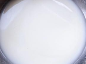 淀粉和面粉兑入适量清水搅拌成糊状不要太粘稠影响口感