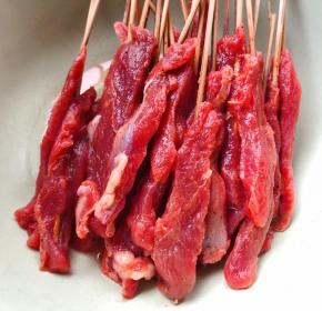 新鲜牛肉切成大小均匀的长条状放入一品鲜酱油、蚝油、糖、黑胡椒粉、盐、味精煨制六小时以上入味后用竹签串好