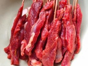新鲜牛肉切成大小均匀的长条状放入一品鲜酱油、蚝油、糖、黑胡椒粉、盐、味精煨制六小时以上入味后用竹签串好