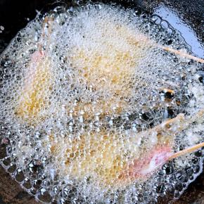 锅中倒入适量油加热至七成热依次放入牛肉串中火炸起来