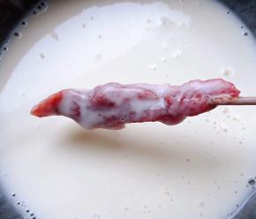 牛肉串在面糊里轻轻的打个滚裹上薄薄的一层面糊即可