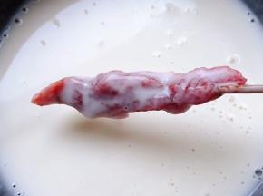 牛肉串在面糊里轻轻的打个滚裹上薄薄的一层面糊即可