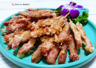 处理好的香酥牛肉串依次摆入盘中撒上自己喜欢的烧烤料就大功告成了