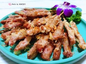 处理好的香酥牛肉串依次摆入盘中撒上自己喜欢的烧烤料就大功告成了