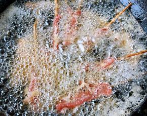 炸牛肉串时切记不要活太急容易炸糊更要注意安全哦