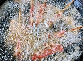 炸牛肉串时切记不要活太急容易炸糊更要注意安全哦