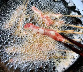 炸至牛肉微微收紧变色面糊定型即可出锅享用