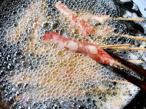 炸至牛肉微微收紧变色面糊定型即可出锅享用