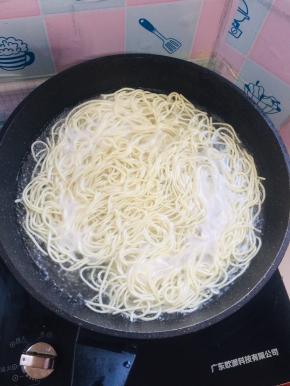 水开，放入面条煮熟！（我今天买的是碱面，本身已经熟了，放在锅里煮开就可以了！如果是生面条要煮3～4分钟左右才能熟！）