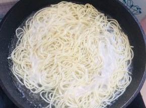 水开，放入面条煮熟！（我今天买的是碱面，本身已经熟了，放在锅里煮开就可以了！如果是生面条要煮3～4分钟左右才能熟！）