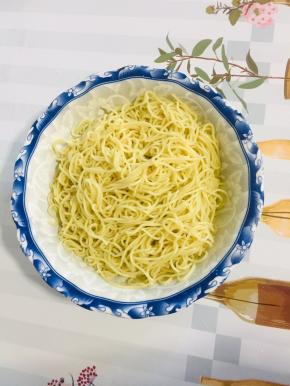 煮好的面条根据自己的口味过一遍温水或者冷水，捞出沥干水份放入碗中！（炸酱面好吃的秘诀就是过一遍清水，入口爽滑不沾嘴！）