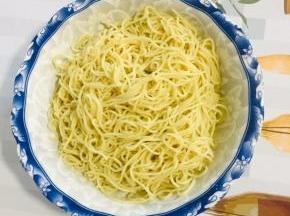 煮好的面条根据自己的口味过一遍温水或者冷水，捞出沥干水份放入碗中！（炸酱面好吃的秘诀就是过一遍清水，入口爽滑不沾嘴！）