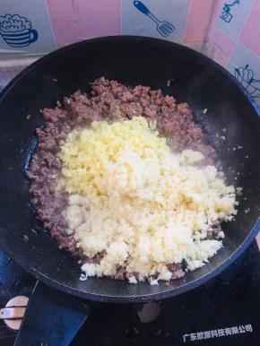 放入蒜末，姜末翻炒片刻！