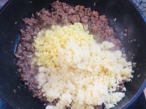 放入蒜末，姜末翻炒片刻！