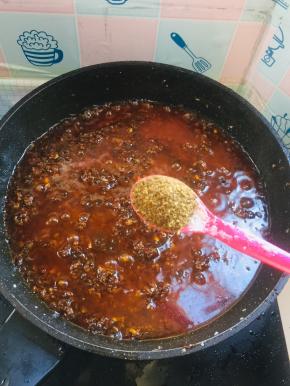 放入三勺花椒粉！