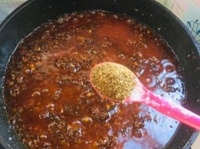 放入三勺花椒粉！