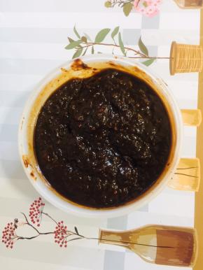 碗中放入三大勺黄豆酱，三大勺郫县豆瓣酱，两大勺甜面酱，两大勺蚝油，三大勺生抽，一大勺老抽搅拌均匀调成终极酱汁儿！