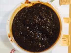 碗中放入三大勺黄豆酱，三大勺郫县豆瓣酱，两大勺甜面酱，两大勺蚝油，三大勺生抽，一大勺老抽搅拌均匀调成终极酱汁儿！