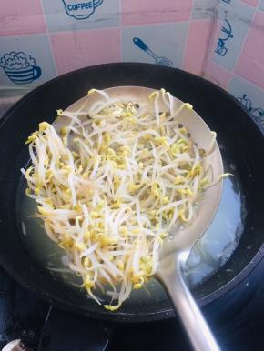 绿豆芽焯水至断生捞出备用！