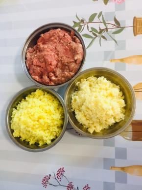 用料理机把蒜瓣和生姜打成末，五花肉去皮洗净，也放入料理机中打成肉糜备用！