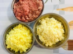 用料理机把蒜瓣和生姜打成末，五花肉去皮洗净，也放入料理机中打成肉糜备用！
