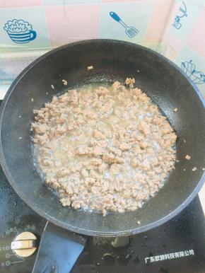 起锅烧油，放入肉糜炒至变色！