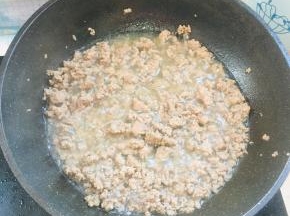起锅烧油，放入肉糜炒至变色！