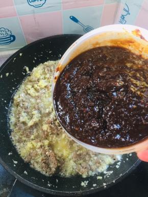 倒入我们刚刚调好的终极酱汁儿翻炒片刻！