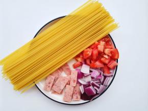 番茄切丁，培根切块段、洋葱切小块，