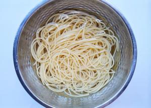 意面加一勺盐煮十分钟左右捞出备用。