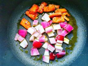 锅中热油，放培根煸炒一会，加洋葱煸炒，