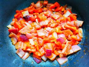 再加入番茄翻炒出汁，