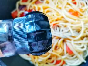 1小勺黑胡椒粉，拌匀。