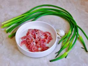 准备食材，肉丝提前切好。