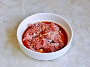 加入料酒，生抽抓拌均匀，腌制10分钟。