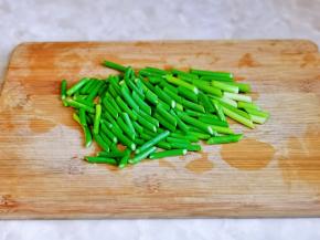 蒜苔洗干净切段。