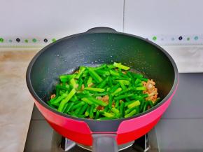 加入焯水的蒜苔。