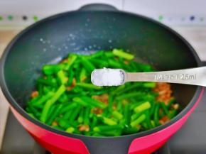 按个人口味加入盐。