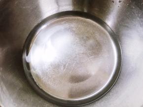 盆里先加入清水，再加入烘焙碱搅拌均匀。一定要先放水再放碱。泡碱水全程一定都要戴手套操作