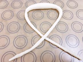 搓成长度60厘米左右，中间鼓起的长条状（如图）