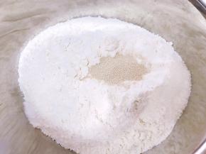 盆里加入主料的全部材料