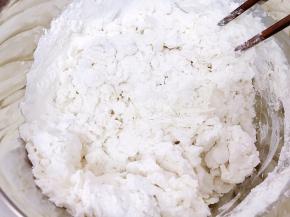 加入清水揉成光滑的面团，面团含水量少揉不出薄膜，有粗膜即可