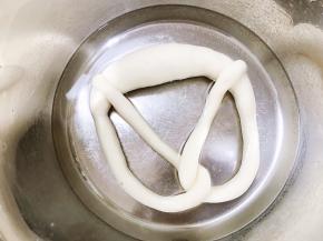 取出冰箱的面包坯，放入碱水中泡20秒，保证两面都能泡到